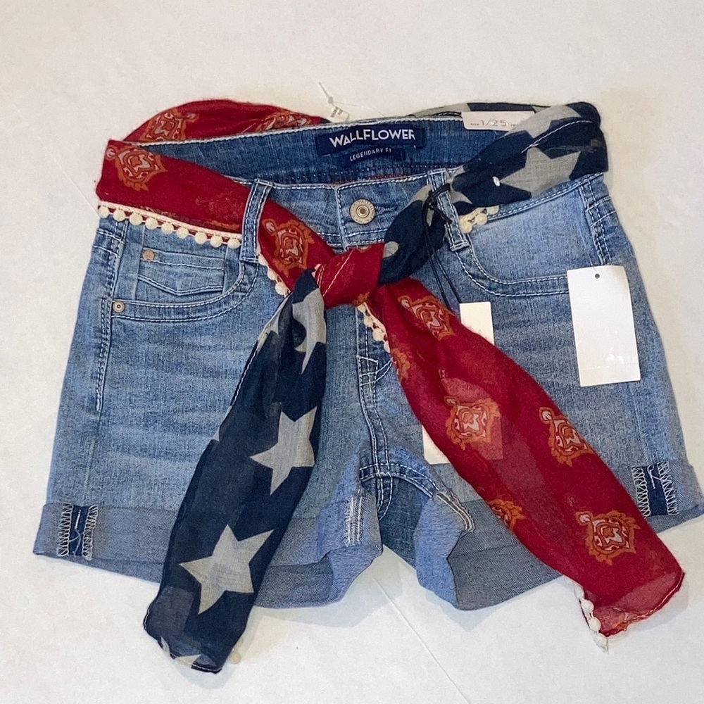Wallflower Juniors size 1 / 25 legendary fit blue jean shorts denim stretch NWT